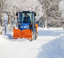 1634293327iseki-tm-32-traktor-einsatz-winter-schneeschild-d2f3eee218.jpg